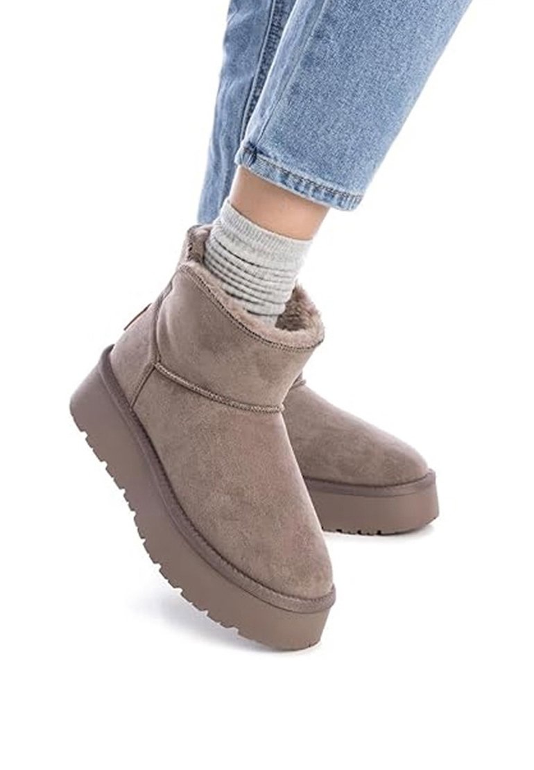 Botas de tobillo de ante marrón con puntera redondeada, forro de felpa y suela de goma gruesa. Presentan un diseño de cuello doblado.