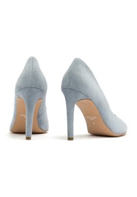Jasnoniebieskie zamszowe szpilki z wydłużonym noskiem i smukłym obcasem. Gładka faktura z minimalnymi akcentami, zawierająca markową wkładkę.