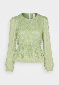 Blusa in pizzo verde chiaro a maniche lunghe con motivo floreale, vita arricciata, orlo a peplo e chiusura con bottone a oblò sulla schiena.