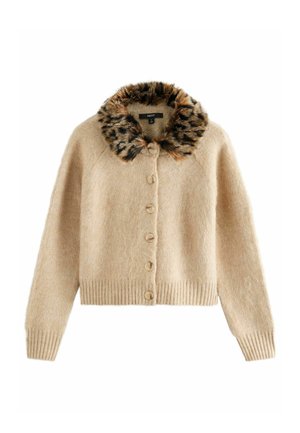 Beige cardigan lavet af blødt materiale, med leopardprintet falsk pelskrave, syv knapper samt ribstrikkede ærmeafslutninger og kant.