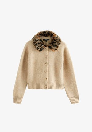 Beež kardigan pehmest materjalist, millel on leopardimustriline kunstkarusnahast krae, seitse nööpi ning soonikkoes mansetid ja servad.