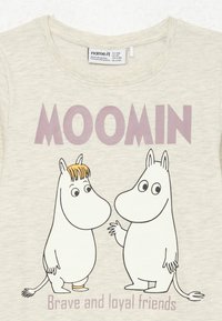 Maglietta grigia chiara con scollo rotondo, con personaggi dei Moomin in contorni neri e scritte rosa che dicono "MOOMIN" e "Amici coraggiosi e leali."