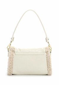 Borsa bianca con corpo in pelle liscia e dettagli in pelliccia sintetica beige testurizzati. Presenta un manico curvo e hardware in tonalità oro.