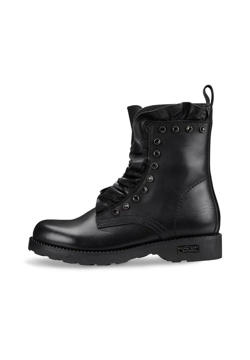 Stivaletto in pelle nera con punta rotonda, lacci frontali, borchie decorative e colletto arricciato. Suola piatta in gomma.