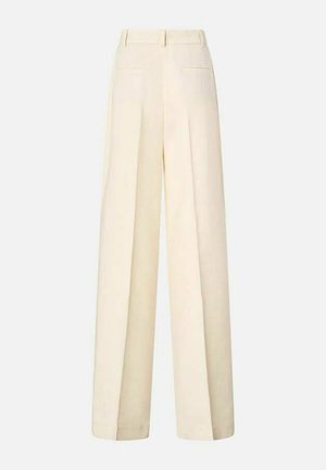 Pantaloni a gamba larga color crema a vita alta con pieghe frontali, passanti per cintura e tasche frontali a fessura, mostrati su sfondo semplice.