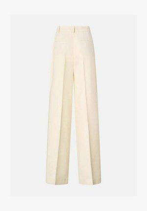 Pantaloni a gamba larga color crema a vita alta con pieghe frontali, passanti per cintura e tasche frontali a fessura, mostrati su sfondo semplice.