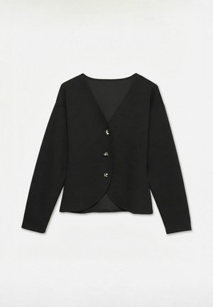 Svart cardigan med lange ermer og V-hals, tre dekorative knapper foran og lett buet kant mot en ensfarget hvit bakgrunn.