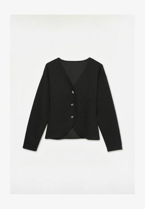 Svart cardigan med lange ermer og V-hals, tre dekorative knapper foran og lett buet kant mot en ensfarget hvit bakgrunn.
