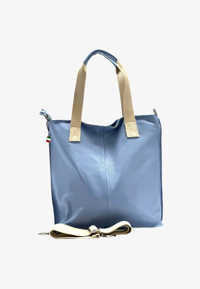 Lichtblauwe leren tas met beige stoffen hengsels, ritssluiting en een afneembare schouderband. Voorzien van een klein Italiaans vlaggetje als bedel. Gladde textuur.
