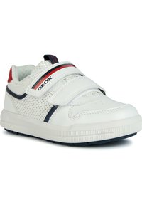 Sneaker bianchi con fasce in velcro, lati perforati, dettagli in blu navy e suola testurizzata. Presenta il marchio "GEOX" sulla fascia.