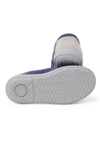 Modré textilné topánky s svetlosivou gumovou podrážkou. Vrchná časť má béžový textilný akcent a štruktúrovanú, flexibilnú podrážku pre lepšiu trakciu.