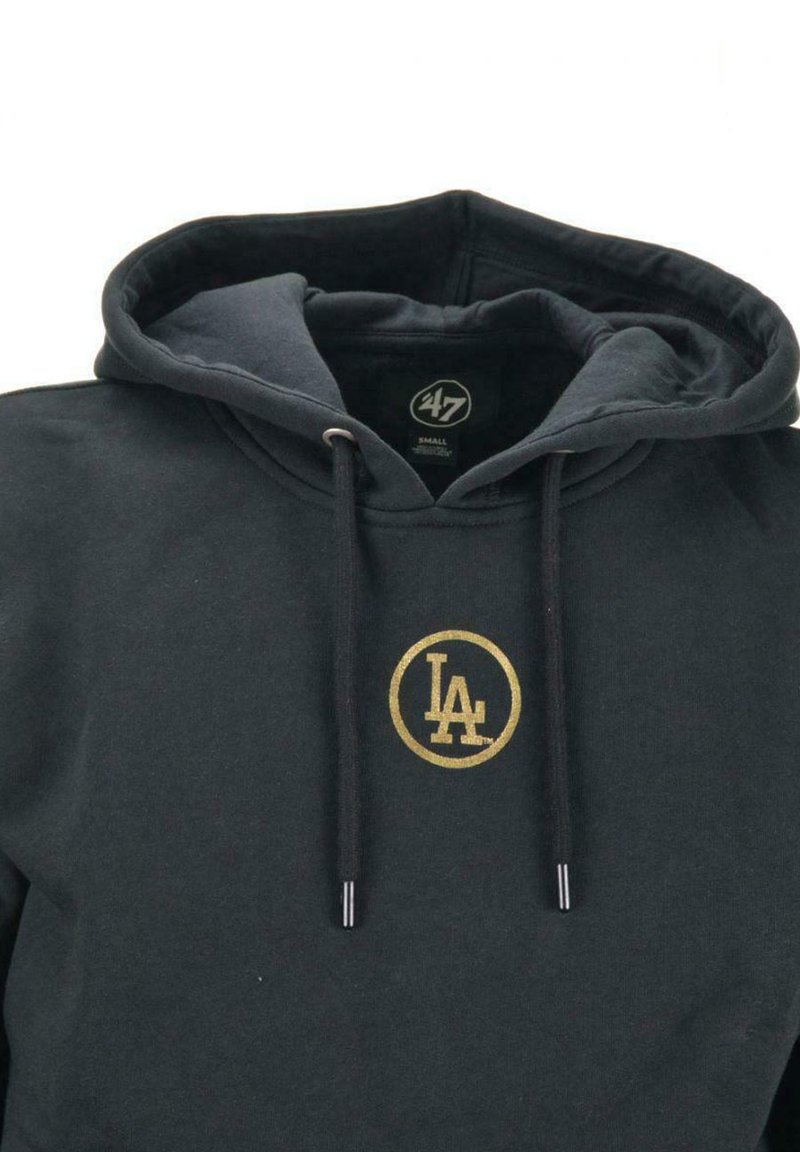 Sudadera con capucha negra hecha de una mezcla de algodón, que presenta un logo circular dorado con "LA" en su interior. Cuerdas ajustables y un interior suave.