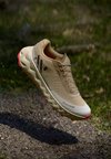 TOMIR 2.0 GTX UNISEX - Chaussures de running - beige/white