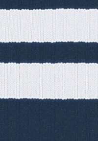 Strisce orizzontali blu navy e bianche che si alternano in un pattern di tessuto texturizzato.
