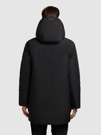 Parka acolchada negra con cuello alto y capucha. Textura suave, corte recto y bolsillos laterales. Diseño minimalista sin logotipos visibles.