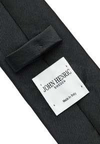 Svart randig slips med texturerad tyg; har en ögla och en vit etikett med "John Henric Sweden" och "Made in Italy" tryckt.