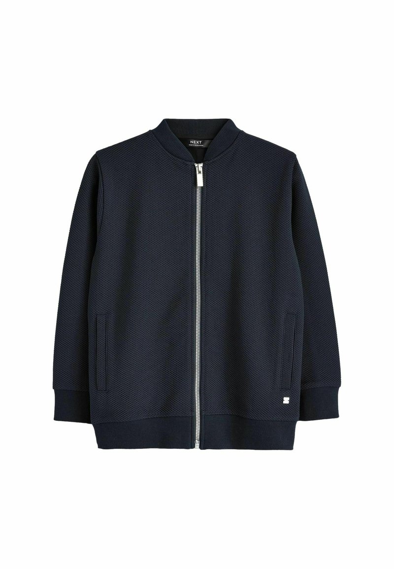 Veste zippée texturée bleu marine avec col, poignets et ourlet côtelés, dotée de deux poches avant et d'une fermeture éclair argentée.