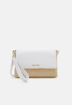 Beige gevlochten clutch met witte leren flap, afneembare polsband en klein gouden logo in het midden van de voorkant.
