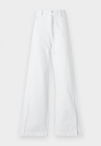 Hvite vide jeans laget av denim, med frontlukking med knapp, beltehemper og sidespalter på nederste del av bena.