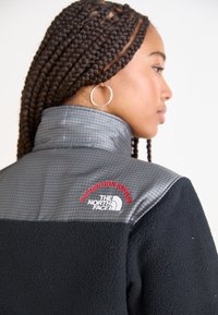 The North Face W RETRO DENALI JACKET - Veste polaire - black/moonstone grey