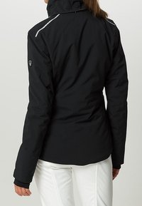 Svart isolerad jacka med hög krage, reflekterande accenter på axlarna och en slät yta. Har en elegant design och åtsittande form.