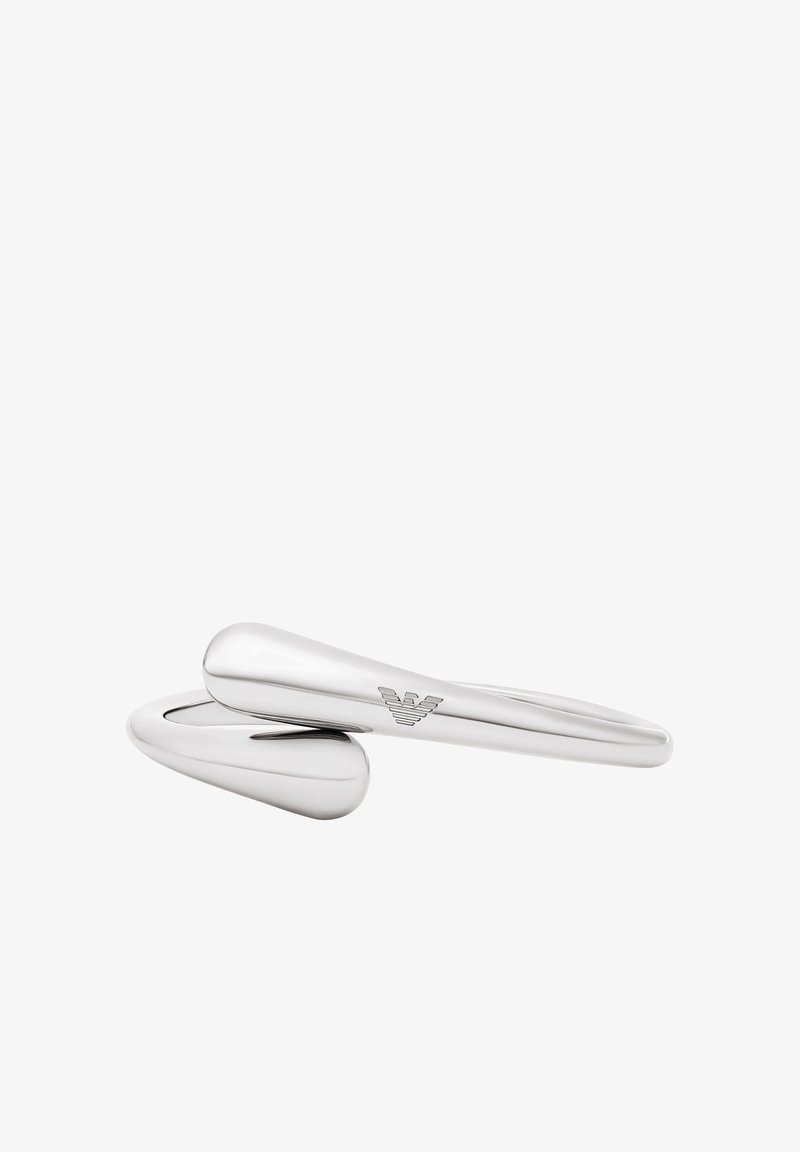 Boutons de manchette en argent avec une surface lisse et polie, ornés d'un logo gravé. Ils ont une forme ovale allongée et des bords lisses.