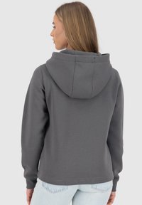 Grijze hoodie met een zachte stof, ribbelmanchetten en een relaxte pasvorm, afgebeeld van achteren met een eenvoudig ontwerp.