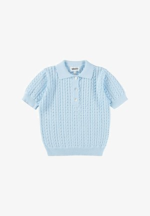 Jasnoniebieska, dzianinowa koszulka polo z krótkim rękawem, o prążkowanej fakturze, z plisą na trzy guziki i klasycznym kołnierzykiem.