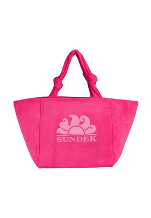 Borsa tote rosa brillante con manici annodati e un logo a sole sopra il nome del marchio "SUNDEK" sul davanti.