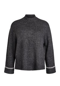 Donkergrijze trui met een hoge hals, een losse pasvorm en lange mouwen. De manchet heeft een witte decoratieve stiksel detail. Zachte textuur.