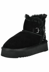 Černé semišové kotníkové boty s robustní platformou, koženým podšívkou a ozdobným páskem se cvočky a logem na boku.