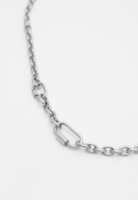 St�říbrný řetězový náhrdelník s proplétajícími se články, hladkým povrchem a centrálním dekoračním zapínáním.