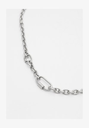 Collier en métal argenté avec des maillons entrelacés, doté d'une texture lisse et d'un fermoir décoratif central.