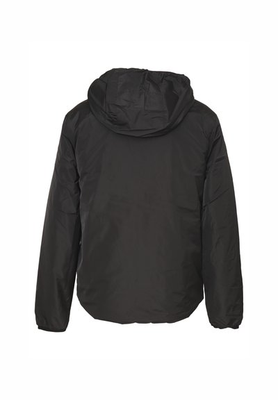 Giacca nera con cappuccio, dal tessuto morbido e lucido, con polsini elastici e un fit rilassato. Presenta un design semplice e minimalista senza hardware visibili.