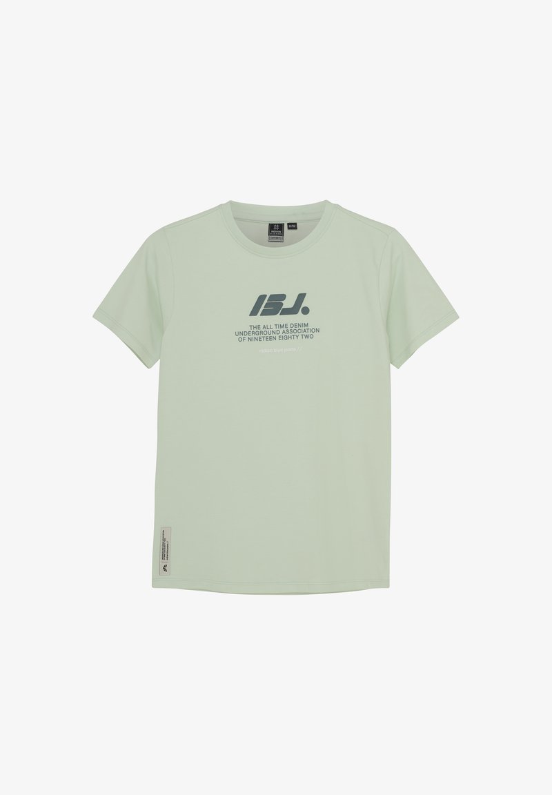 T-shirt en coton vert clair avec des manches courtes, un col rond et un texte imprimé en bleu foncé sur le devant. Détail de l'étiquette sur le côté inclus.