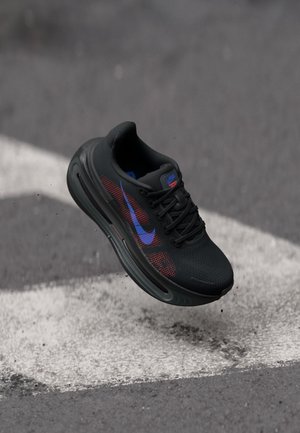 VOMERO PREMIUM - Road running shoes - black/sapphire/hot lava/anthracite/iron grey