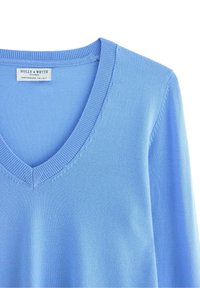 Maglione azzurro chiaro con scollo a V e bordatura a costine. Realizzato in tessuto morbido, presenta cuciture fini lungo le cuciture ed etichetta del marchio visibile.