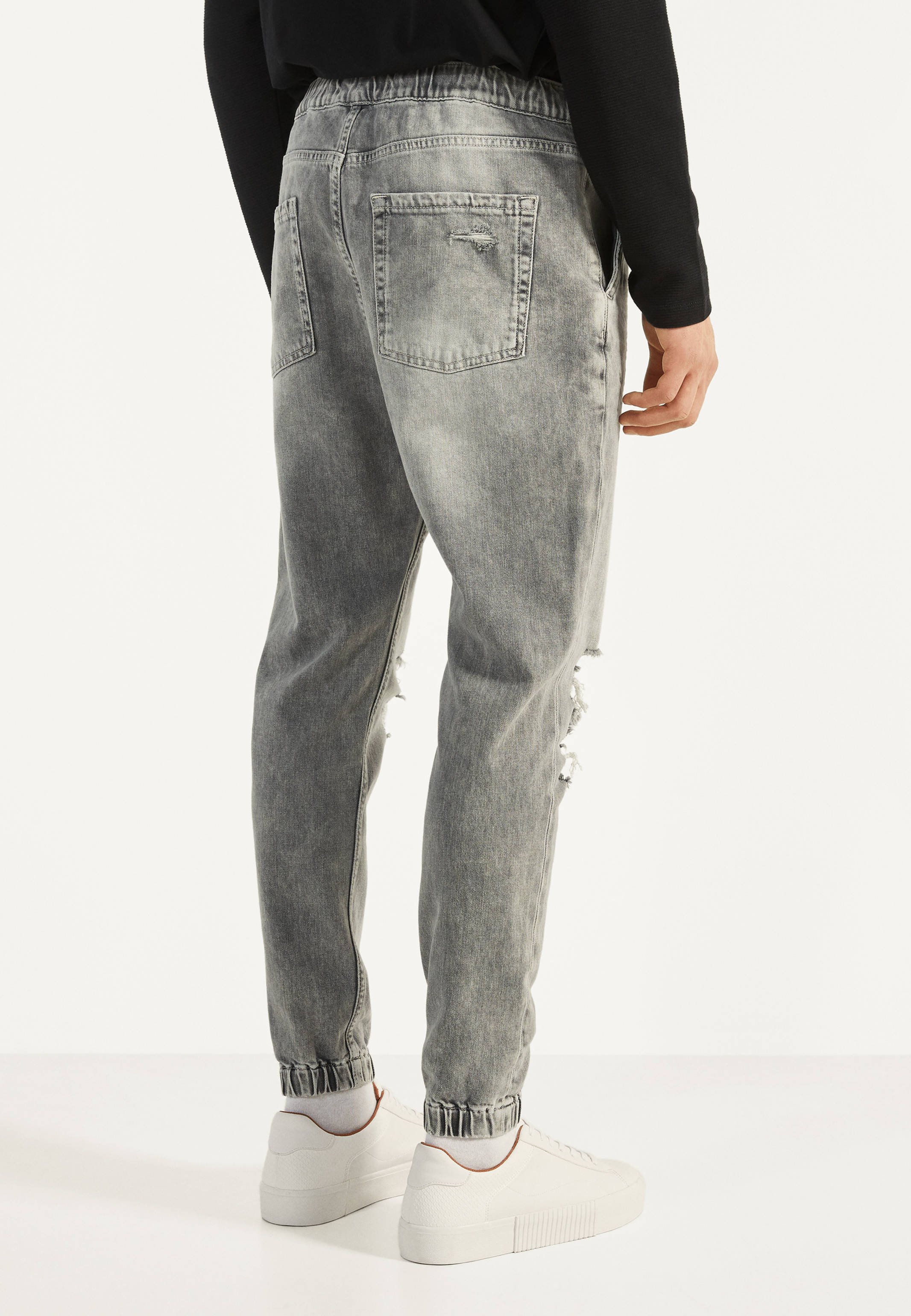 Bershka MIT RISSEN - Jeans Tapered Fit 