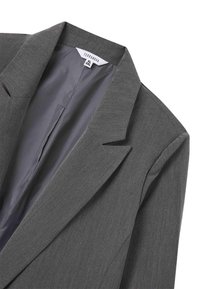 Blazer grigio con revers a punta, tessuto liscio, chiusura a un bottone e rivestimento interno senza cuciture. Etichetta indica la taglia 2XL.