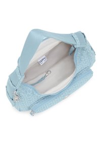 Ljusblå handväska med en strukturerad mönstring, dragkedjestängning, inre ficka och remfäste. Inuti klädd med lätt tyg.