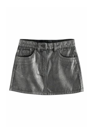 Schwarzer Denim-Minirock mit vorderem Knopf, Gürtelschlaufen und zwei vorderen Taschen auf weißem Hintergrund.