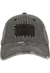 Juodas džinsinis kepuraitė su tvirtinta išvaizda, ryškiu siuvinėtu pamušalu priekyje ir kreiviu kraštu su kontrastingu siuvimu.