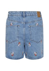 Pantalones cortos de mezclilla con una textura azul claro, con bordados florales en rosa, rojo y verde. Incluye dos bolsillos traseros y una etiqueta marrón.