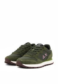 Sneaker sportive verdi realizzate in suede e tessuto, con accenti del logo rosa, sovrapposizioni testurizzate e suola in gomma marrone.
