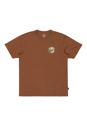 Braunes Baumwoll-T-Shirt mit kurzen Ärmeln, das ein kreisförmiges Logo-Design auf der linken Brustseite zeigt. Standard Rundhalsausschnitt.