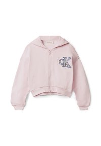 Sudadera corta de color rosa claro hecha de tela suave con cremallera frontal, que presenta un logo "CK" azul bordado en el lado izquierdo del pecho.