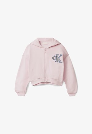 Sudadera corta de color rosa claro hecha de tela suave con cremallera frontal, que presenta un logo "CK" azul bordado en el lado izquierdo del pecho.
