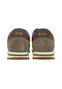 Sneakers Gola con tomaia blu, accenti marroni e tallone in suede grigio. Suola intermedia bianca spessa con strisce marroni e beige. Marchio dorato sul tallone.