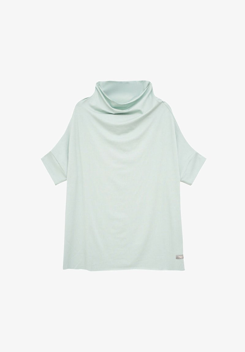 Jasno miętowa bluzka z dekoltem w łódkę, krótkimi rękawami i luźnym krojem. Wykonana z miękkiego materiału, z minimalnymi detalami i bez widocznych zapięć.