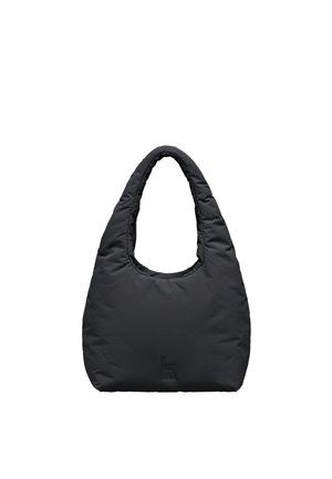 Sac à épaule noir matelassé avec une poignée supérieure arrondie et un petit logo embossé près de la base sur un fond blanc uni.
